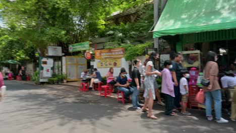 People-queuing-for-the-famous-papaya-salad-locally-called-Somtam,-on-a-sweltering-summer-in-the-street-of-Bangkok,-Thailand