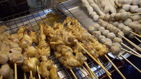 Mercado-Nocturno-De-Tailandia-Puesto-De-Comida-Callejera-órgano-De-Cerdo-En-Palos-De-Bambú-Listo-Para-Cocinar