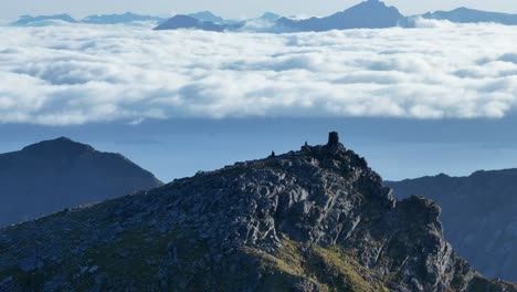 El-Pico-Más-Alto-De-Lonketinden-Contra-Un-Lecho-De-Nubes-En-El-Sur-De-Senja,-Noruega