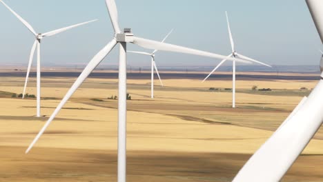 Statische-Luftaufnahme-Der-Riesigen-Flügel-Einer-Windmühle,-Die-Sich-In-Einem-Windpark-Im-Süden-Von-Alberta,-Kanada,-Dreht