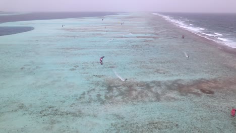 Kitesurfer-In-Aktion-Genießen-Das-Klare-Wasser-Des-Korallenriffs-Bei-Los-Roques
