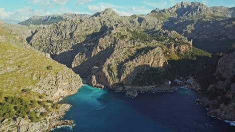 Panorama-En-La-Sierra-De-Tramontana-Y-Cala-De-La-Calobra-En-Escorca,-Balearic-Islands,-Spain