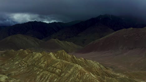 Regenzeitszene-Mit-Einer-Luftdrohnenkamera,-Die-Sich-über-Den-Himalaya-Und-Das-Kargil-Gebiet-Bewegt,-Wobei-Der-Himalaya-Im-Hintergrund-Von-Schwarzen-Kumuluswolken-Umgeben-Ist