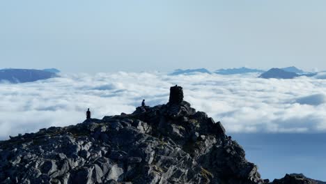 Aufstieg-Auf-Den-Felsigen-Berggipfel-Mit-Wanderern-Auf-Der-Insel-Senja,-Lonketinden,-Nordnorwegen