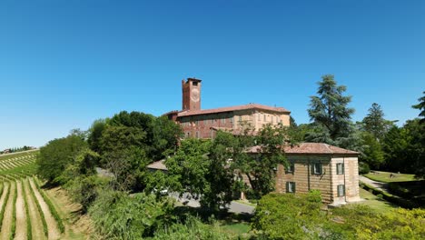 Pintoresco-Castillo-De-Uviglie-Cerca-De-Casale-Monferrato-En-El-Norte-De-Italia