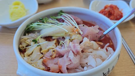 Plato-De-Delicioso-Mulhoe-Servido-Con-Varios-Sashimi-En-Un-Restaurante-Coreano