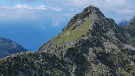 Picos-Montañosos-De-Valmalenco-En-Valtellina-Del-Norte-De-Italia-En-La-Temporada-De-Verano.