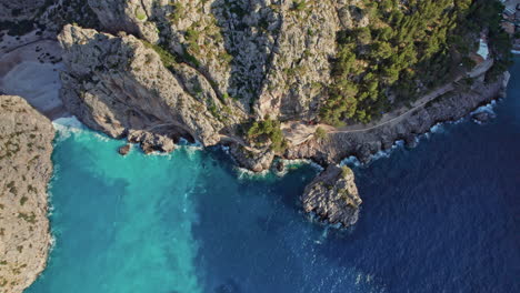 Felsklippe-Rund-Um-Den-Strand-Von-Sa-Calobra-An-Einem-Sonnigen-Tag-Auf-Mallorca,-Spanien