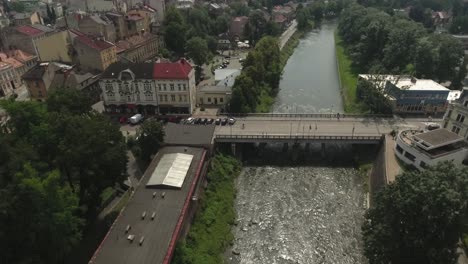 Un-Gran-Río-Con-Un-Puente-Histórico-En-Una-Ciudad-De-Europa-Central