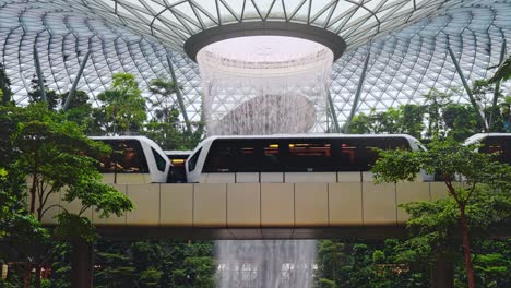 El-Monorraíl-Skytrain-Traslada-A-Los-Pasajeros-Entre-Las-Terminales-Del-Aeropuerto-Jewel-Changi,-Singapur.