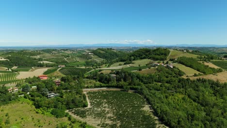 Casale-Monferrato-Campo-En-La-Región-De-Piamonte-Del-Norte-De-Italia-Con-Campos-Cultivados-En-Un-Paisaje-Verde