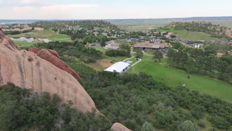 Vista-Panorámica-De-Drones-Sobre-Red-Rock,-Lugar-De-Celebración-De-Bodas-Y-Pequeño-Asentamiento-En-Arrowhead,-Colorado,-EE.UU.