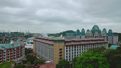Im-Hintergrund-Sind-Der-Crockford-Tower-Und-Das-Hotel-Michael-Im-Universal-Studio-Themenpark-Im-Resorts-World-Sentosa-Auf-Der-Insel-Sentosa-In-Singapur-Zu-Sehen
