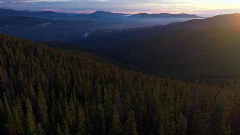 Filmische-Luftdrohne-Sonnenaufgang-Morgensonnenaufflackern-Nebel-Denver-Front-Range-Ausläufer-Rocky-Mountains-Schichten-I70-Idaho-Springs-Evergreen-Mount-Evans-14er-Wildnis-Squaw-Pass-Echo-Berg-Vorwärtsbewegung