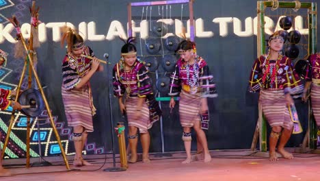 Un-Grupo-De-Habitantes-Locales-Que-Presentan-Danzas-Y-Música-Tribales-En-El-Escenario-De-La-Ciudad-De-Davao,-Filipinas.