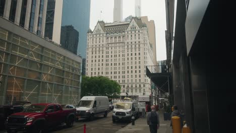 Wide-view-of-buildings-frame-the-plaza-hotel-in-downtown-new-york