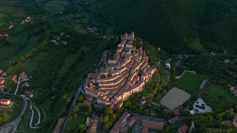 Vista-Aérea-De-Nocera-Umbra,-Ciudad-Medieval-En-Perugia,-Italia