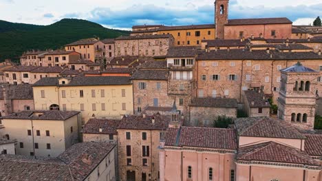Alte-Steinhäuser-Im-Mittelalterlichen-Dorf-Nocera-Umbra-In-Der-Provinz-Perugia,-Italien
