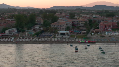 Zakynthos-Insel-Griechenland-Bei-Sonnenuntergang,-Laganas-Strand-Und-Strandgebäude,-Drohnen-Luftaufnahme-Von-Der-Seite