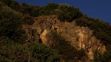 Auf-Einem-Olivenhügel-Versteckter-Bunker-Zur-Militärischen-Verteidigung-Während-Des-Kommunistischen-Regimes-In-Albanien,-Zementbau-Am-Meer