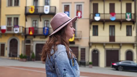 Turista-Con-Sombrero-Caminando-Por-Las-Calles-De-La-Ciudad-De-Arezzo,-Provincia-De-Arezzo,-Toscana,-Italia