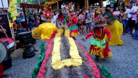 Danza-Tribal-De-La-Ciudad-De-Davao-En-Celebración-Del-Festival-Local-Llamado-Kadayawan