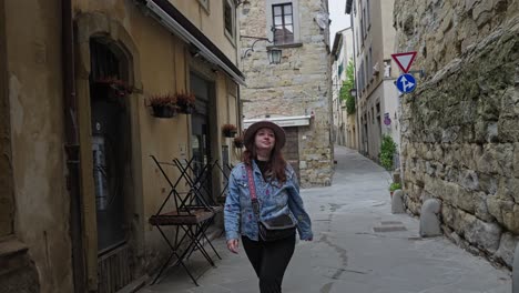 Historic-Buildings-With-A-Woman-Walking-At-The-Alleys-In-Arezzo,-Eastern-Tuscany,-Italy