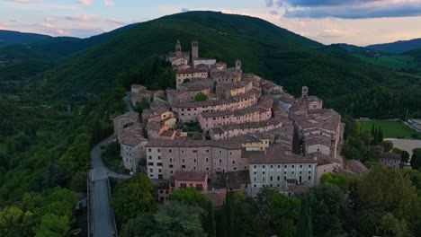 Ein-Blick-Auf-Ein-Kleines-Mittelalterliches-Dorf-Nocera-Umbra-In-Umbrien,-Italien