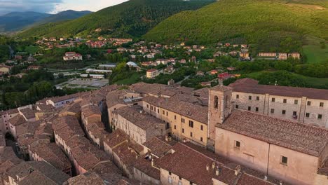 Luftdrohnenaufnahme-Des-Mittelalterlichen-Dorfes-Nocera-Umbra-In-Der-Provinz-Perugia,-Italien