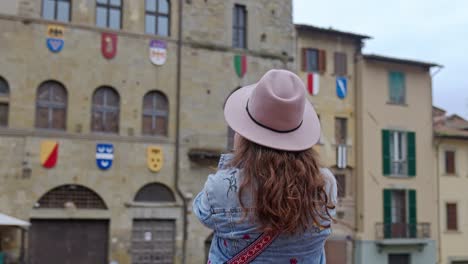 Tourist-An-Den-Historischen-Sehenswürdigkeiten-In-Arezzo,-Osttoskana,-Italien