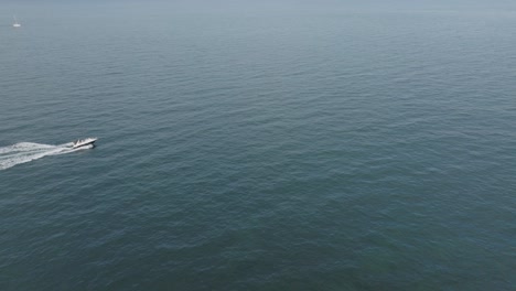 Barco-Turístico-Navegando-Por-El-Mar-En-Constanța,-Rumania---Disparo-Aéreo-De-Drones
