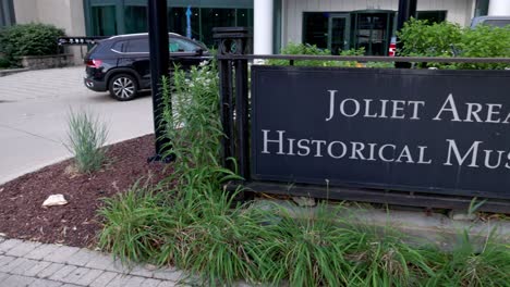 Joliet,-Illinois-Area-Historisches-Museumsschild-Mit-Kardanischem-Videoschwenk-Von-Links-Nach-Rechts