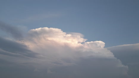 Vista-De-Lapso-De-Tiempo-De-Una-Nube-Gigante-Al-Atardecer