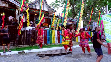 Eine-Gruppe-Einheimischer-Filipinos-In-Roten-Stammes--Und-Kulturkostümen-Tanzte-Die-Straße-Entlang