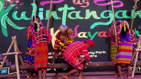 Bailarines-Tribales-Manubo-Maduros-Que-Presentan-Música-Cultural-De-Sus-Tribus-Durante-El-Festival-De-La-Ciudad-De-Davao