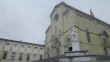 Statue-Von-Ferdinand-I.-De-Medici-In-Der-Kathedrale-In-Arezzo,-Toskana,-Italien