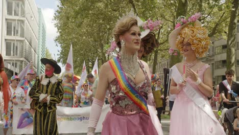 Dragqueens-Caminando-Durante-El-Desfile-Del-Orgullo-Gay-De-Amberes-2023