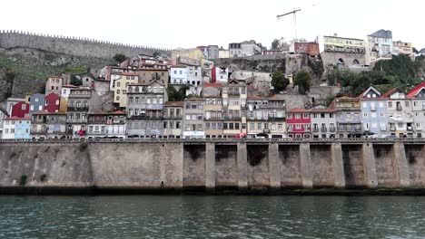 Schieben-Sie-Einen-Wunderschönen-Landschaftsblick-Auf-Porto-Und-Muralha-Fernandina-Vom-Fluss-Douro