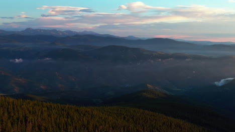 Filmische-Luftdrohne-Sonnenaufgang-Morgennebel-Hebt-Denver-Front-Range-Ausläufer-Rocky-Mountains-Schichten-I70-Idaho-Springs-Immergrüner-Mount-Evans-14er-Wildnis-Squaw-Pass-Echo-Berg-Rechts-Umkreisend