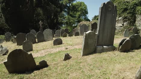 Volando-Sobre-Lápidas-En-El-Antiguo-Cementerio-En-Ruinas-De-Glendalough,-Condado-De-Wicklow-En-Irlanda