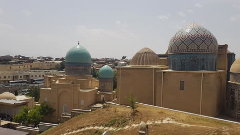 Necrópolis-De-Shah-I-Zinda,-Antiguo-Lugar-De-Enterramiento,-Edificios-Y-Cúpulas,-Samarcanda,-Uzbekistán,-Panorama