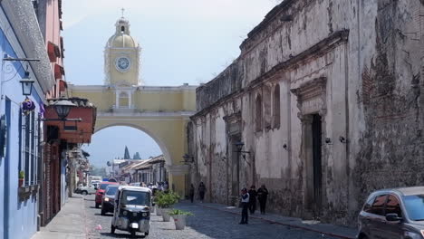 Colonial-architecture,-narrow-street-at-Santa-Catalina-Arch-in-Antigua