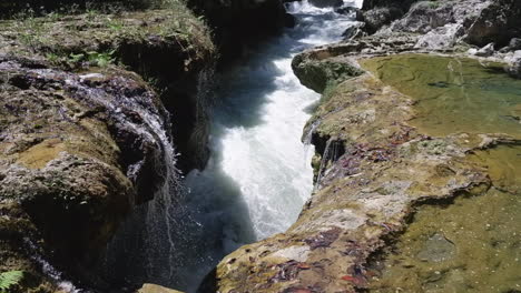 Un-Río-Caudaloso-Fluye-Bajo-Tierra-En-Semuc-Champey,-En-El-Centro-De-Guatemala