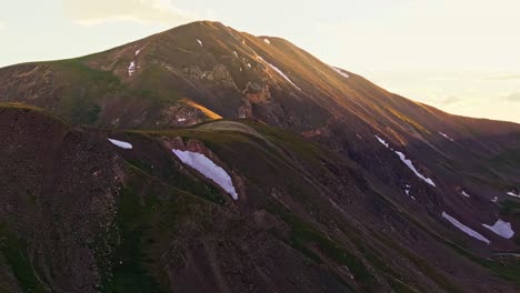 Helles-Sonnenlicht-über-Den-Gipfeln-Der-Rocky-Mountains,-Colorado,-USA