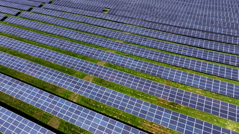 Photovoltaik-Solarpark-Erzeugt-Saubere-Und-Umweltfreundliche-Energie,-Luftaufnahme,-Helles-Sonnenlicht,-Schneller-Drohnenflug