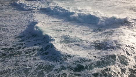Meeresoberfläche-Des-Ozeans-Mit-Ineinander-Krachenden-Wellen