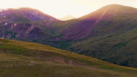 Sonnenlicht-Hinterlässt-Einen-Violetten-Und-Gelben-Schimmer-über-Der-Bergkette-Am-Guanella-Pass,-Colorado