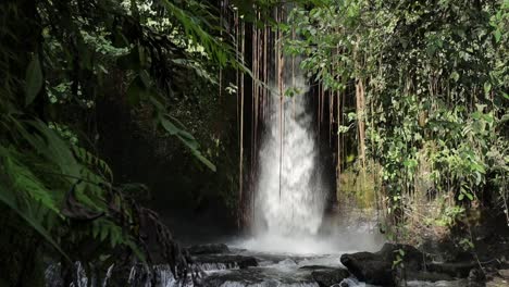 Revealing-shot-sumampan-waterfall-stream-jungle,-slow-motion