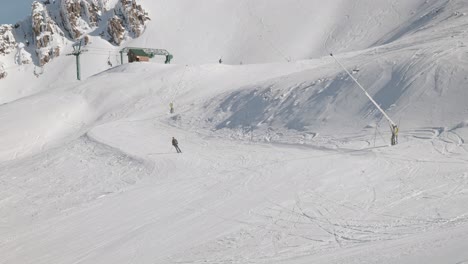 Esquiador-Bajando-Pendiente-Desde-La-Estación-Superior-Del-Telesilla