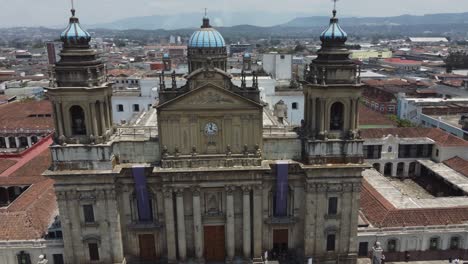 Aerial-orbits-front-façade-of-Metropolitan-Cathedral-church,-Guatemala